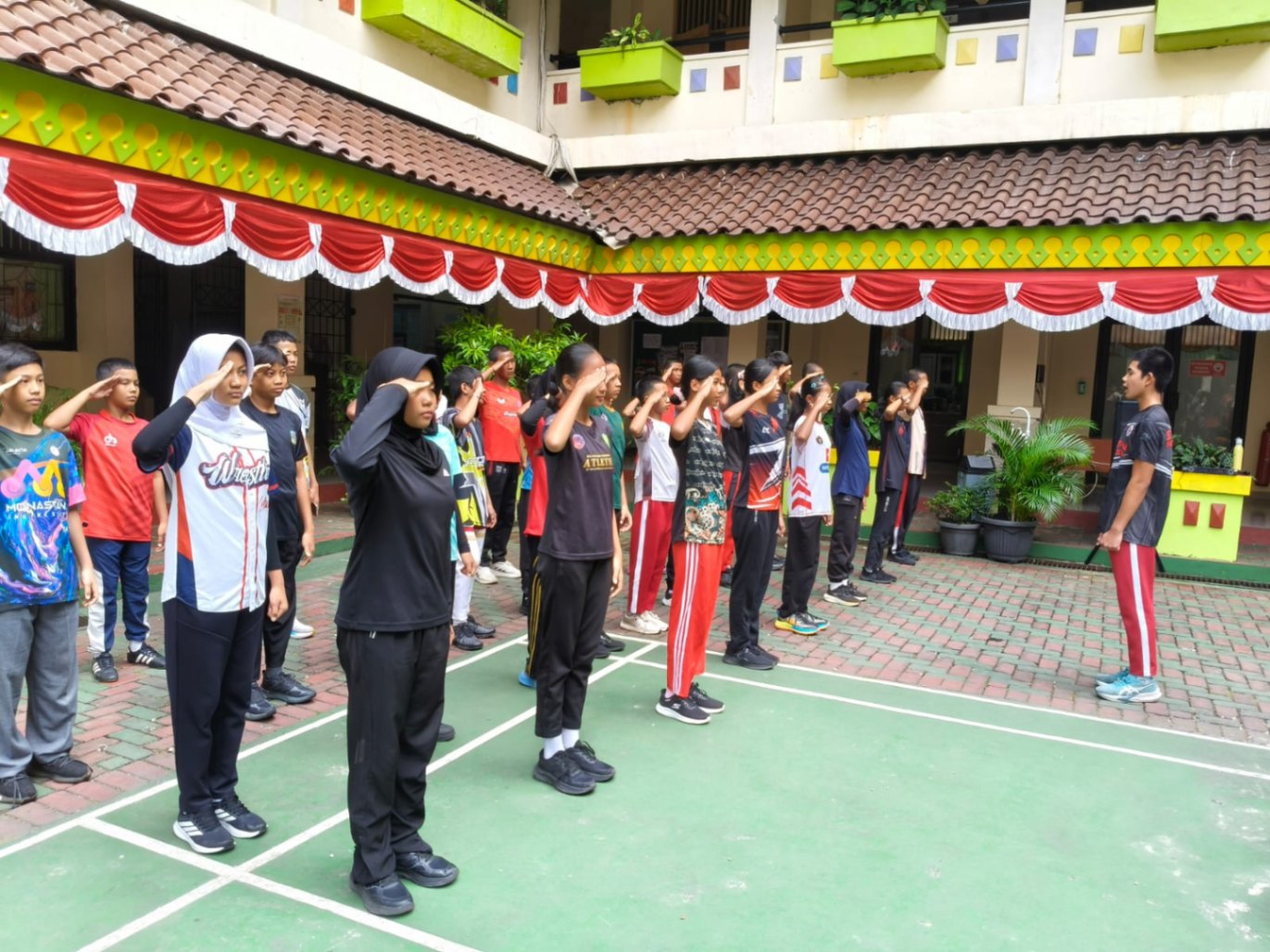Siswa SMP Negeri Ragunan Ikuti Latihan PBB Bersama Personel TNI